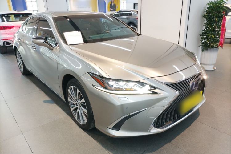 Used Lexus ES 2020 300h Deluxe Edition Front Right 45 Deg