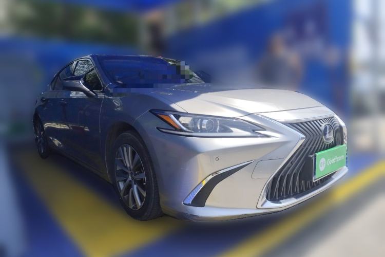 Used Lexus ES 2020 300h Premier Edition Front Right 45 Deg