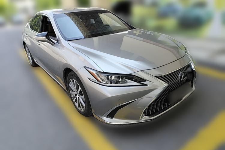 Used Lexus ES 2020 300h Premier Edition Front Right 45 Deg