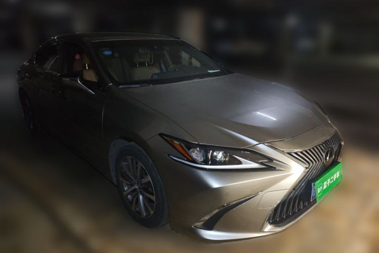 Used Lexus ES 2020 200 Excellence Edition Front Right 45 Deg