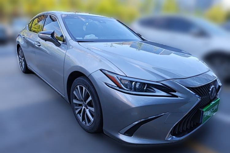 Used Lexus ES 2020 300h Premier Edition Front Right 45 Deg