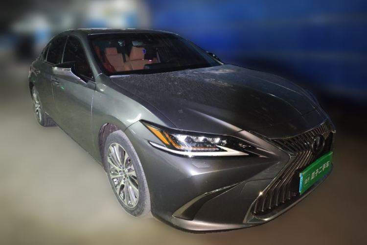 Used Lexus ES 2020 300h Deluxe Edition Front Right 45 Deg