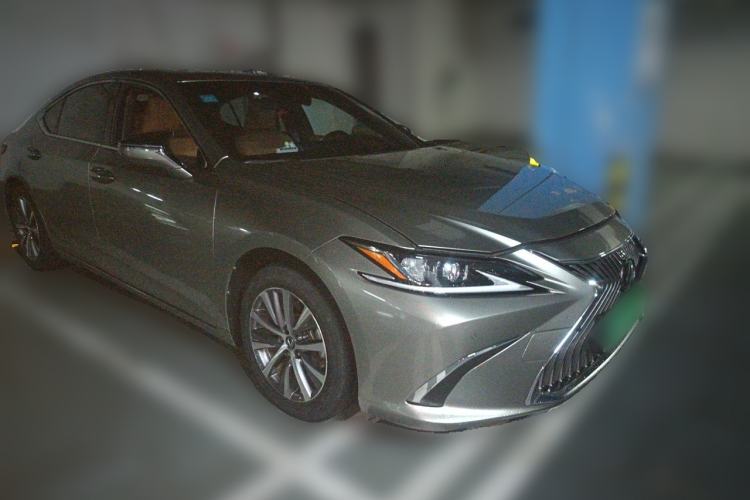 Used Lexus ES 2020 200 Excellence Edition Front Right 45 Deg