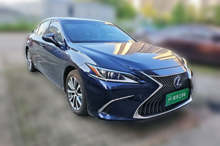 Used Lexus ES 2020 300h Premier Edition Front Right 45 Deg