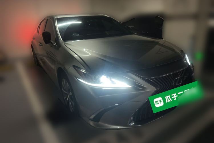 Used Lexus ES 2020 300h Premier Edition Front Right 45 Deg