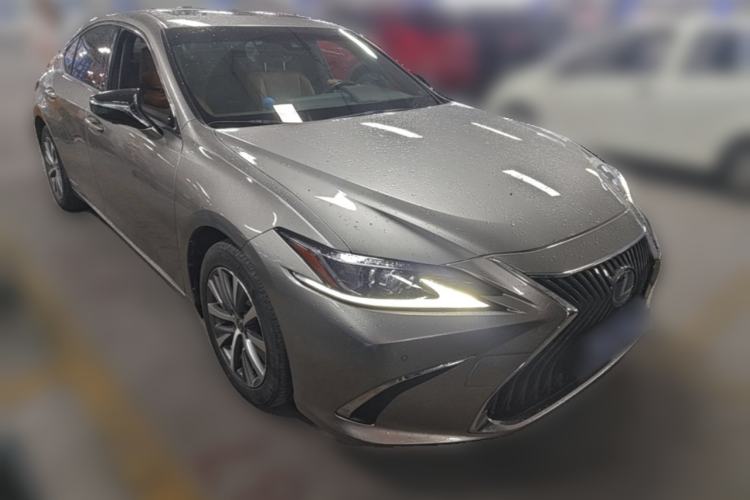 Used Lexus ES 2020 300h Premier Edition Front Right 45 Deg
