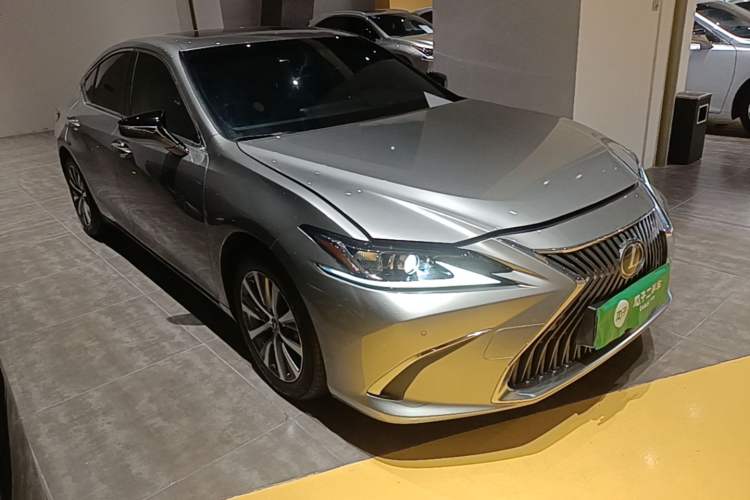 Used Lexus ES 2020 200 Luxury Edition Front Right 45 Deg