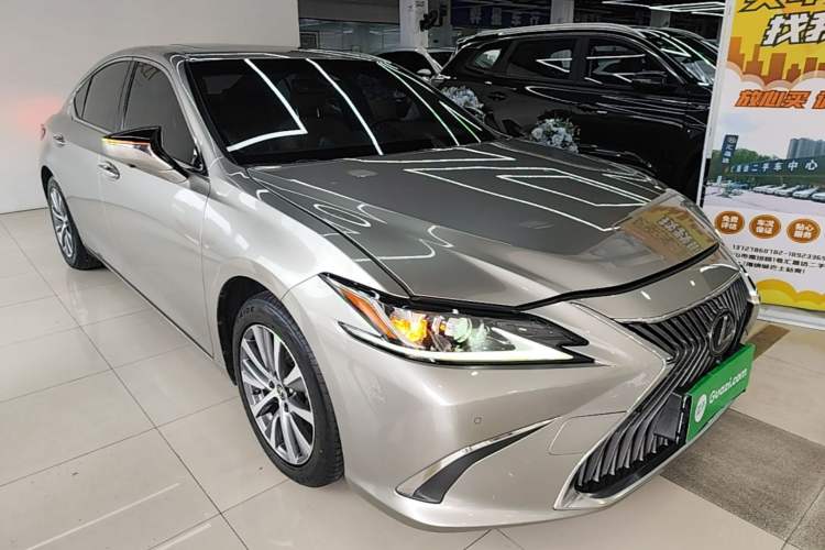 Used Lexus ES 2020 200 Excellence Edition Front Right 45 Deg