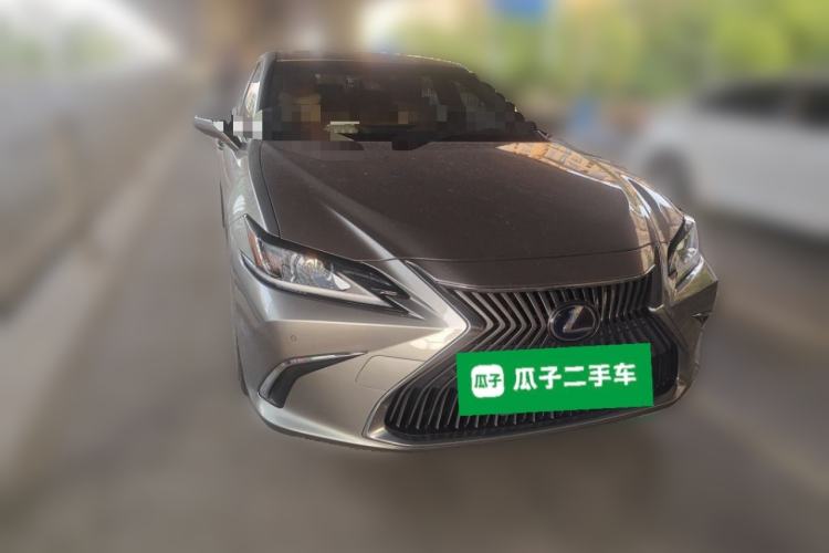 Used Lexus ES 2020 300h Premier Edition Front Right 45 Deg