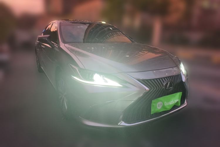 Used Lexus ES 2020 200 Luxury Edition Front Right 45 Deg