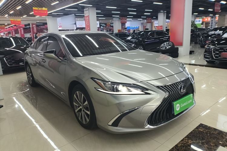 Used Lexus ES 2020 300h Premier Edition Front Right 45 Deg