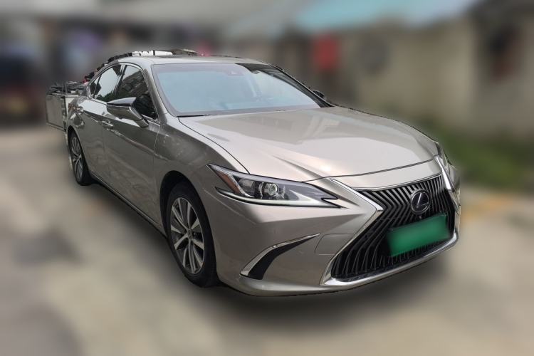 Used Lexus ES 2020 300h Premier Edition Front Right 45 Deg