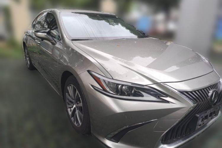 Used Lexus ES 2020 300h Premier Edition Front Right 45 Deg
