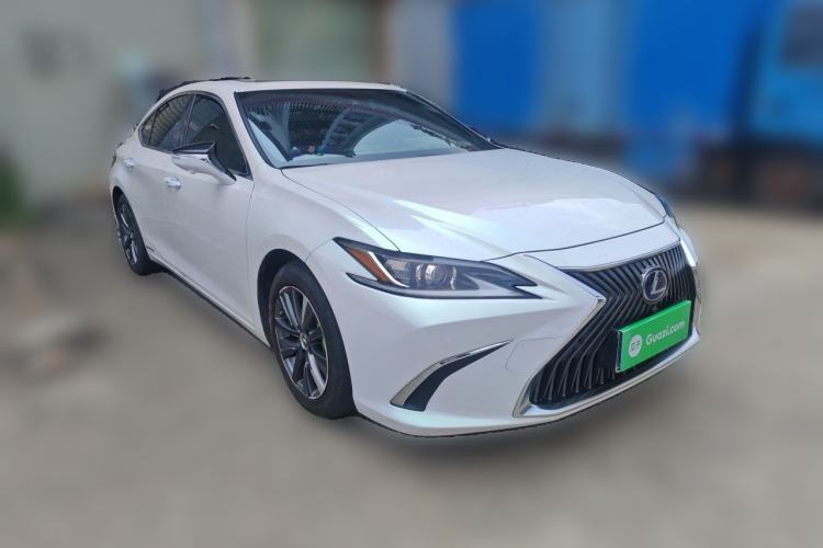 Used Lexus ES 2020 300h Premier Edition Front Right 45 Deg