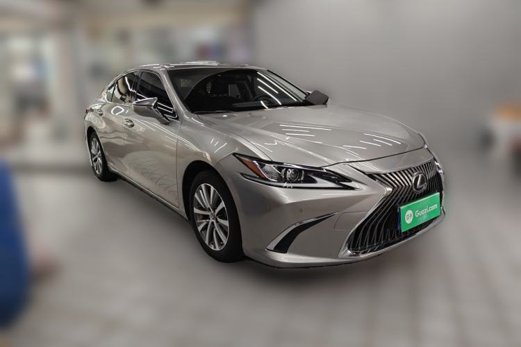 Used Lexus ES 2020 300h Premier Edition Front Right 45 Deg