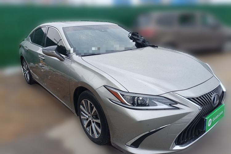 Used Lexus ES 2020 300h Premier Edition Front Right 45 Deg