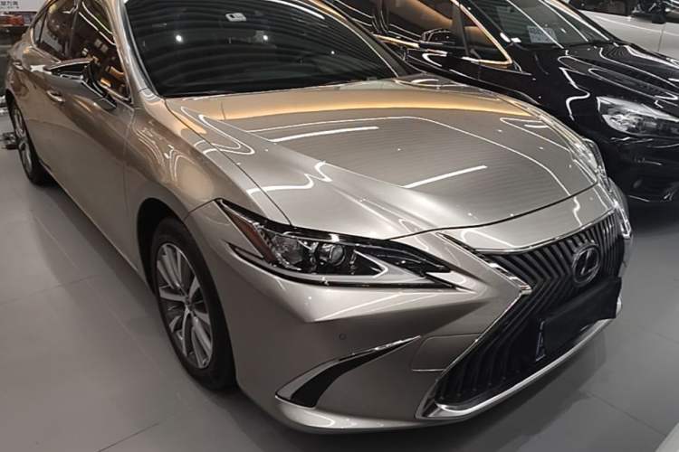 Used Lexus ES 2020 200 Excellence Edition Front Right 45 Deg