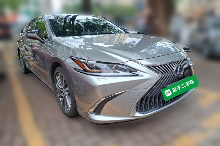 Used Lexus ES 2020 300h Premium Edition Front Right 45 Deg