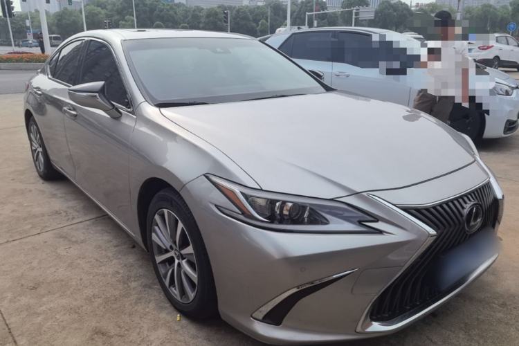 Used Lexus ES 2020 300h Premier Edition Front Right 45 Deg