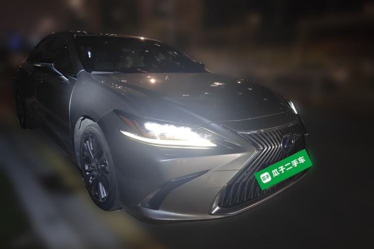 Used Lexus ES 2020 300h Deluxe Edition Front Right 45 Deg