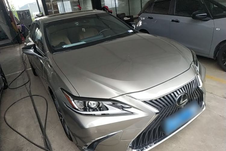 Used Lexus ES 2020 200 Luxury Edition Front Right 45 Deg