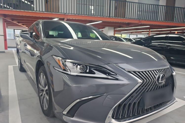 Used Lexus ES 2020 200 Excellence Edition Front Right 45 Deg