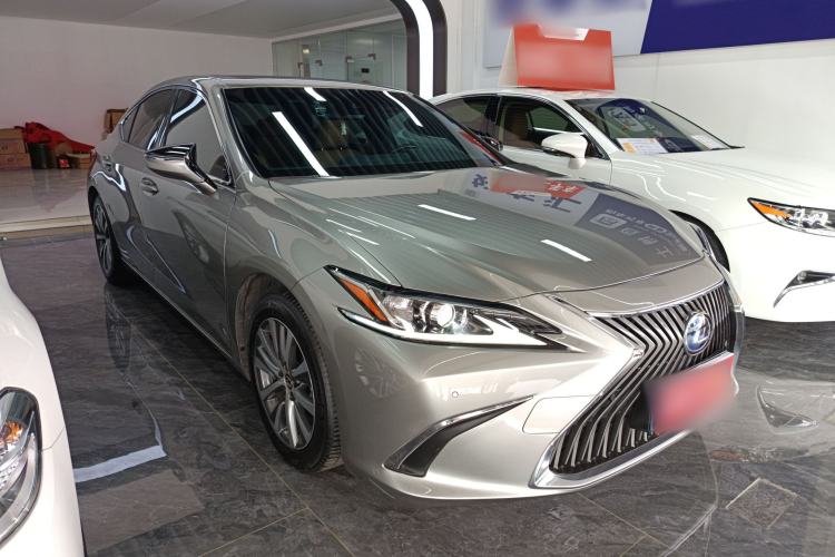 Used Lexus ES 2020 300h Premier Edition Front Right 45 Deg