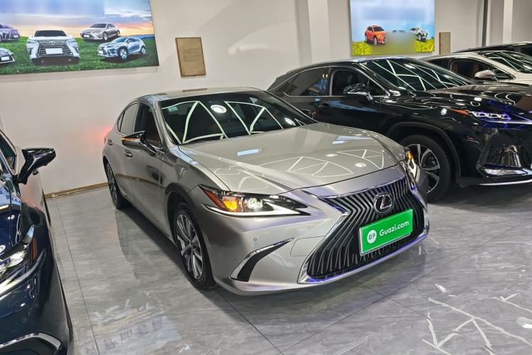 Used Lexus ES 2020 200 Excellence Edition Front Right 45 Deg
