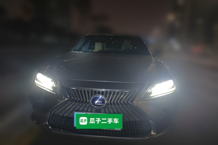 Used Lexus ES 2020 300h Deluxe Edition Front