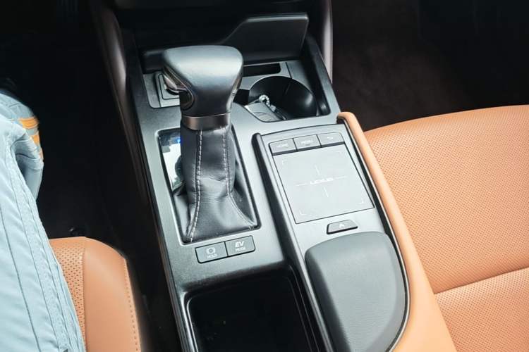 Used Lexus ES 2020 300h Premier Edition Gear Lever
