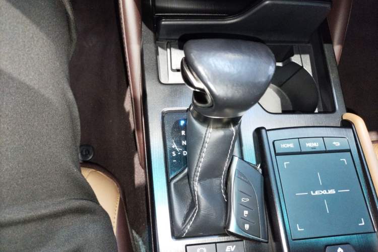 Used Lexus ES 2020 300h Deluxe Edition Gear Lever