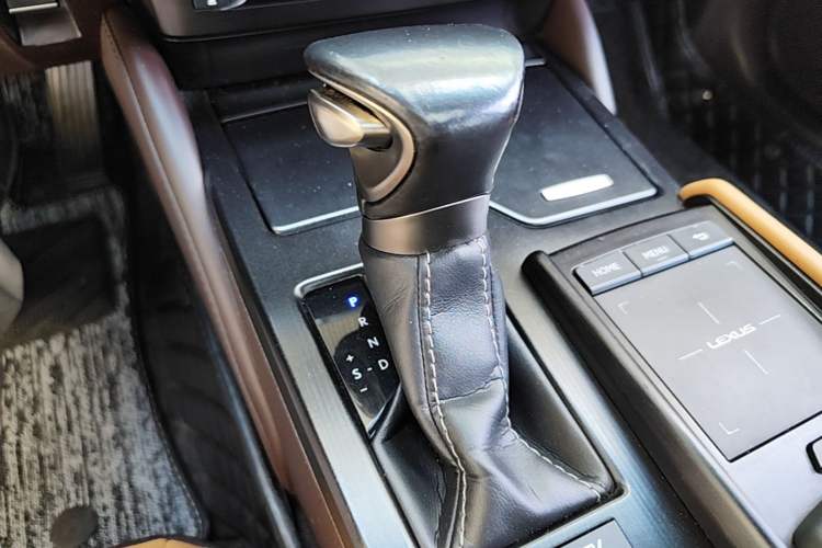 Used Lexus ES 2020 300h Premier Edition Gear Lever