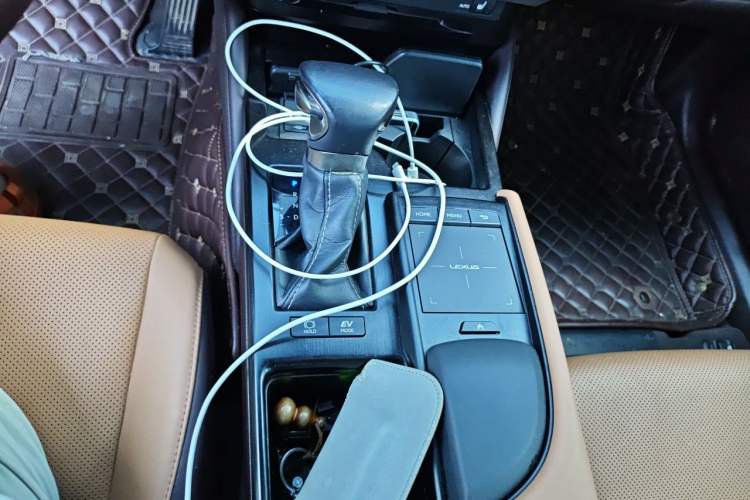 Used Lexus ES 2020 300h Premier Edition Gear Lever
