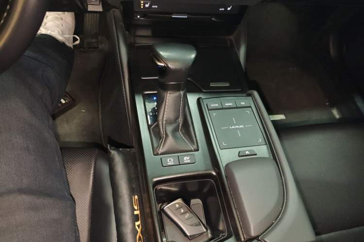 Used Lexus ES 2020 300h Premier Edition Gear Lever