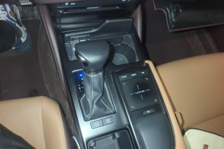 Used Lexus ES 2020 300h Premier Edition Gear Lever