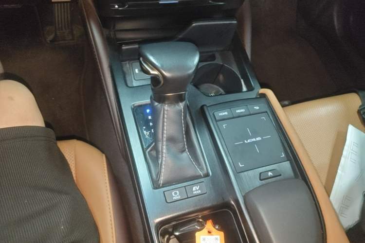 Used Lexus ES 2020 300h Premier Edition Gear Lever