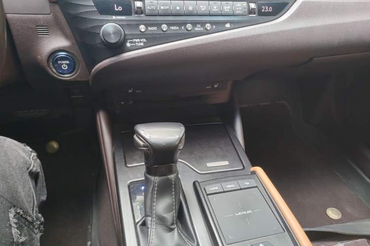 Used Lexus ES 2020 300h Premier Edition Gear Lever