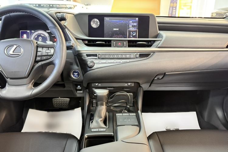 Used Lexus ES 2020 300h Premier Edition Gear Lever