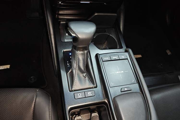 Used Lexus ES 2020 300h Premier Edition Gear Lever