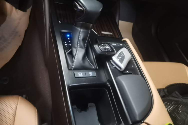 Used Lexus ES 2020 200 Luxury Edition Gear Lever