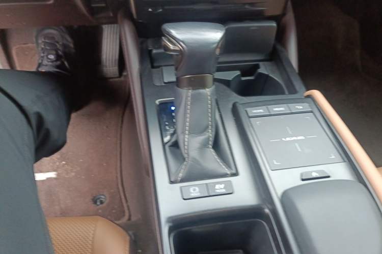 Used Lexus ES 2020 300h Premier Edition Gear Lever