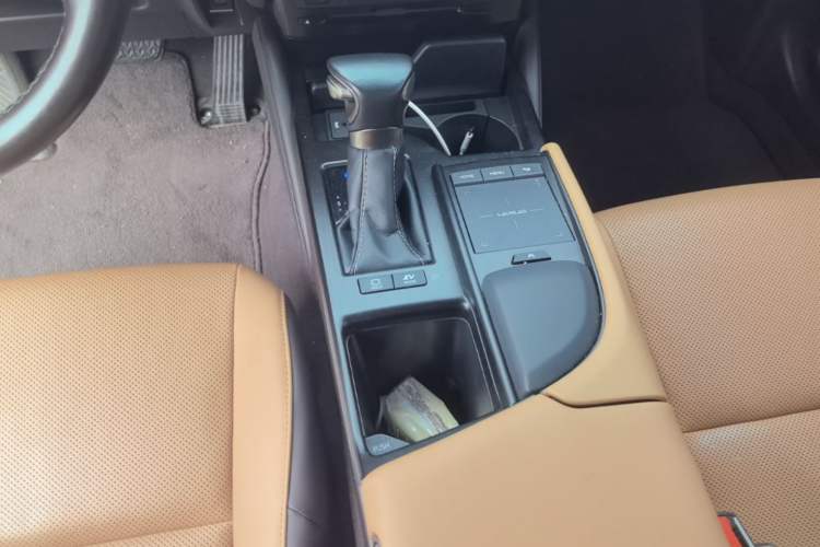 Used Lexus ES 2020 300h Premier Edition Gear Lever