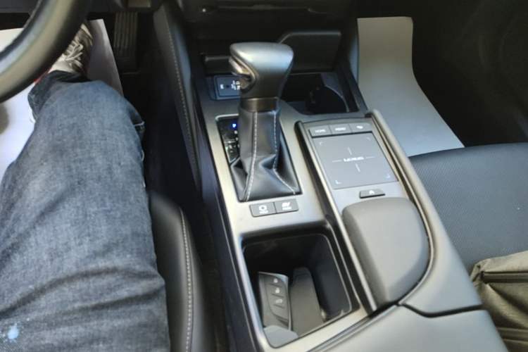 Used Lexus ES 2020 300h Premier Edition Gear Lever