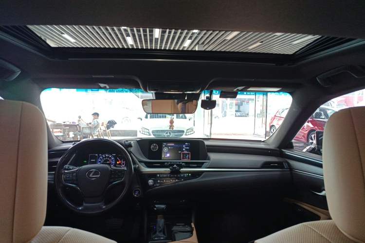 Used Lexus ES 2020 300h Premier Edition Headliner