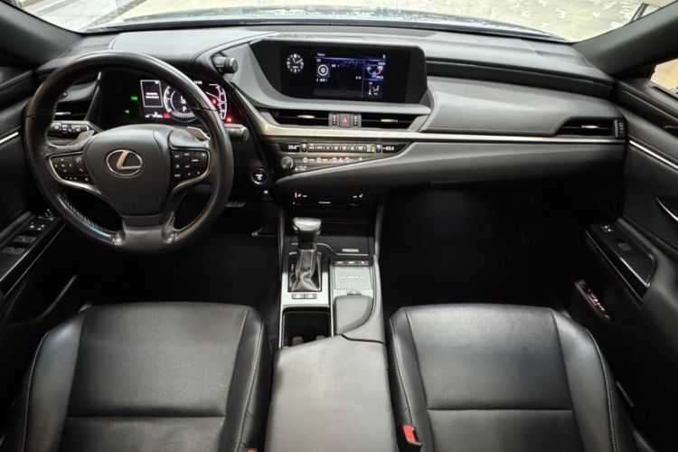 Used Lexus ES 2020 300h Premier Edition Interior 1