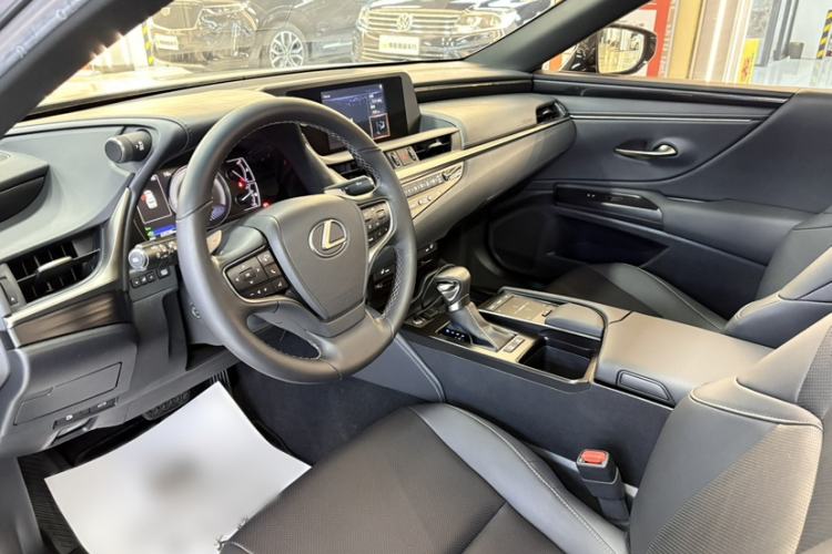 Used Lexus ES 2020 300h Premier Edition Interior 1