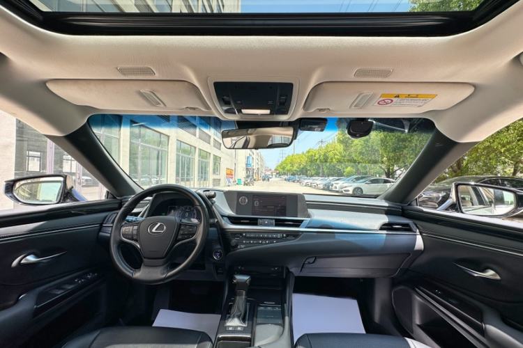 Used Lexus ES 2020 300h Premier Edition Interior 1