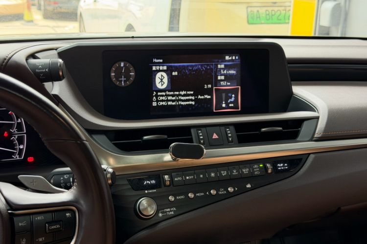 Used Lexus ES 2020 300h Premier Edition Interior 10