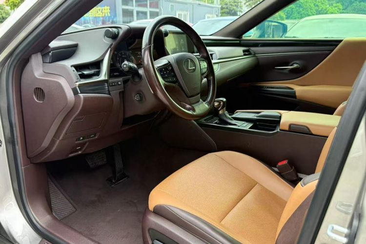 Used Lexus ES 2020 260 Excellence Edition Interior 2