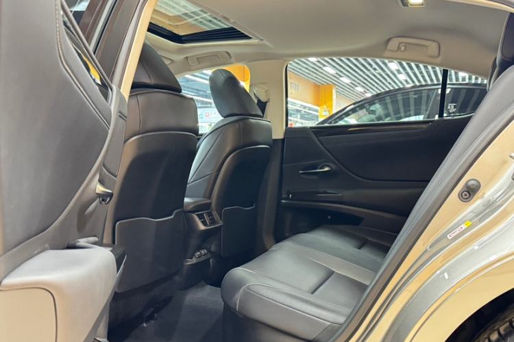 Used Lexus ES 2020 300h Premier Edition Interior 2